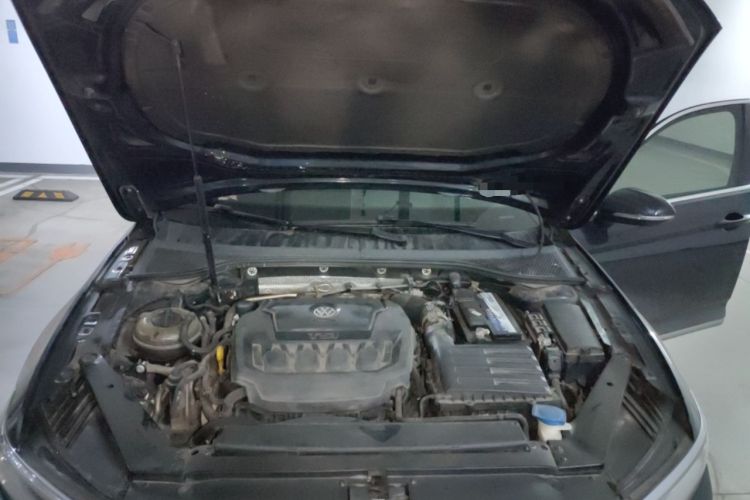 Used Volkswagen Magotan 2019 330TSI DSG Luxury Version China VI Standard Engine Bay