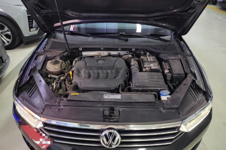 Used Volkswagen Magotan 2019 330TSI DSG Leading Model China VI Standard Engine Bay