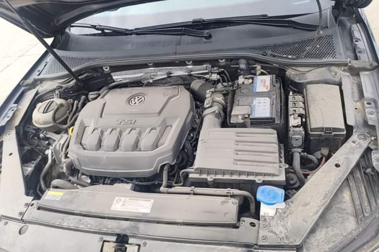 Used Volkswagen Magotan 2019 330TSI DSG Leading Model China VI Standard Engine Bay