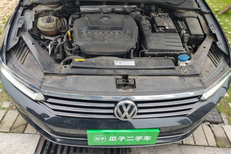 Used Volkswagen Magotan 2019 330TSI DSG Luxury Version China VI Standard Engine Bay