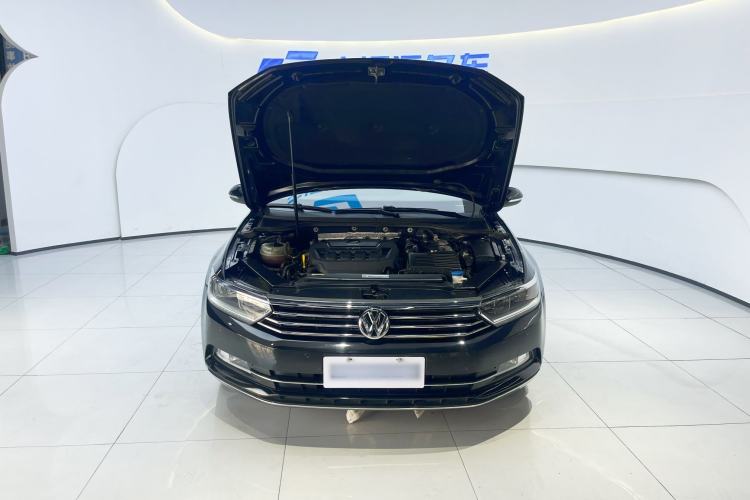 Used Volkswagen Magotan 2019 330TSI DSG Luxury Version China VI Standard Engine Bay