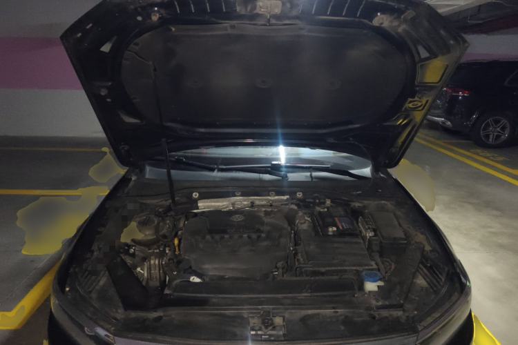 Used Volkswagen Magotan 2019 330TSI DSG Leading Model China VI Standard Engine Bay