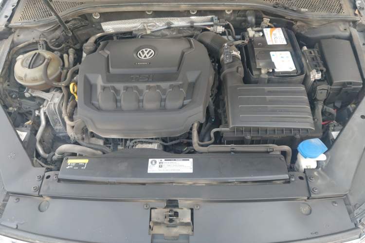 Used Volkswagen Magotan 2019 330TSI DSG Leading Model China VI Standard Engine Bay