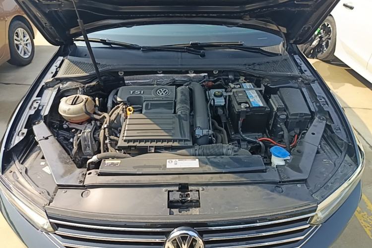 Used Volkswagen Magotan 2019 280TSI DSG Comfort Model China V Standard Engine Bay
