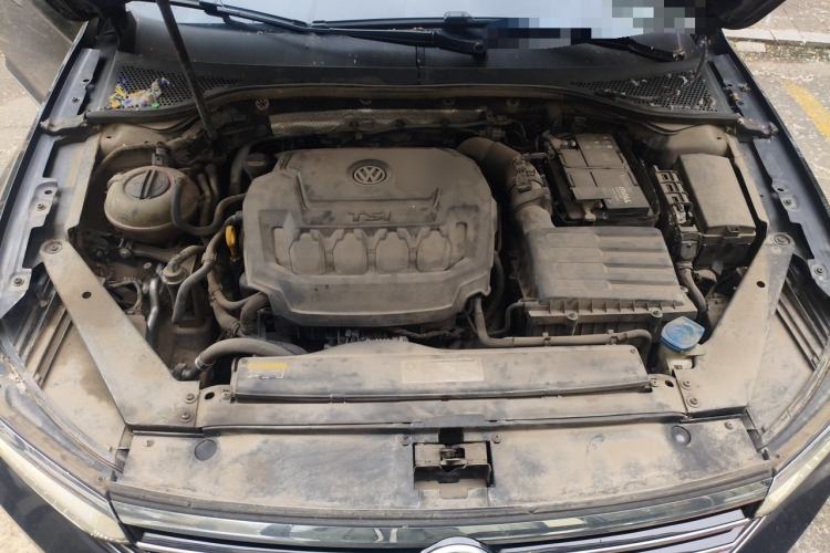 Used Volkswagen Magotan 2019 330TSI DSG Leading Model China VI Standard Engine Bay
