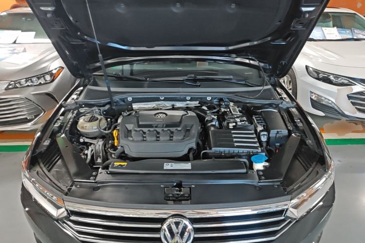 Used Volkswagen Magotan 2019 330TSI DSG Leading Edition China V Standard Engine Bay