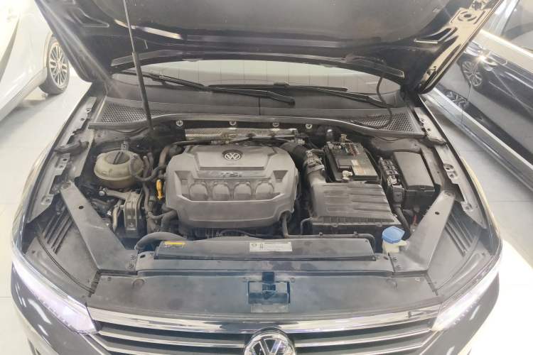 Used Volkswagen Magotan 2019 330TSI DSG Leading Model China VI Standard Engine Bay