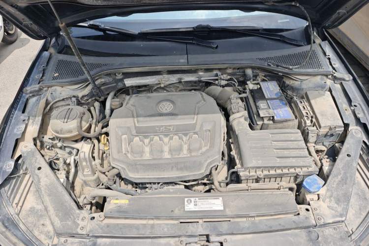Used Volkswagen Magotan 2019 330TSI DSG Leading Model China VI Standard Engine Bay