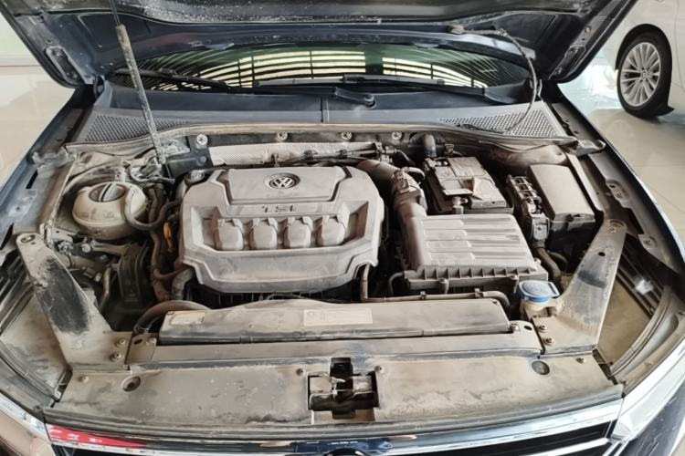 Used Volkswagen Magotan 2019 330TSI DSG Luxury Version China VI Standard Engine Bay