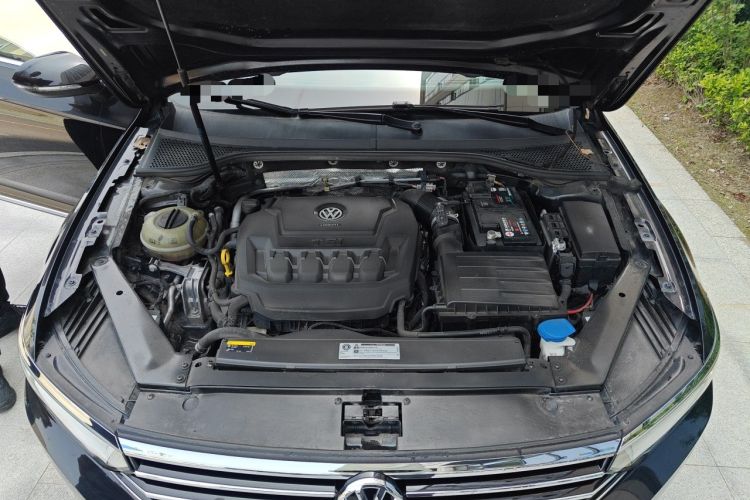 Used Volkswagen Magotan 2019 330TSI DSG Leading Model China VI Standard Engine Bay