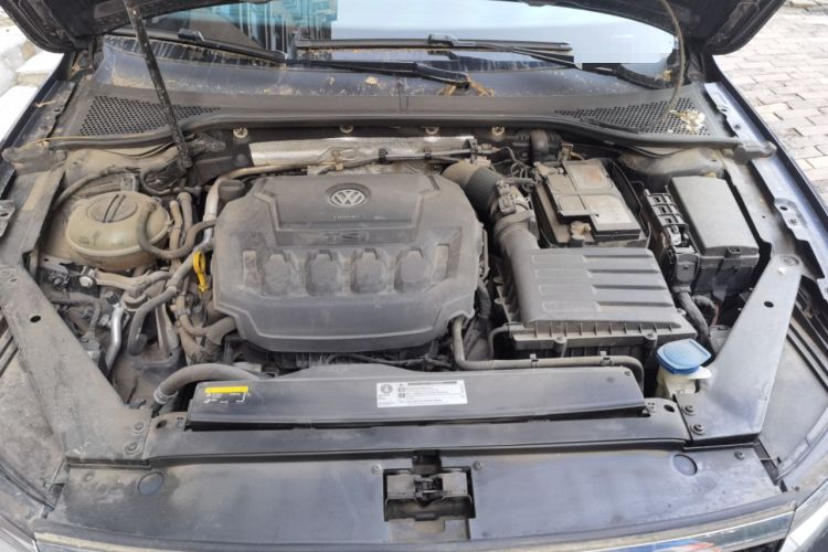 Used Volkswagen Magotan 2019 330TSI DSG Luxury Version China VI Standard Engine Bay