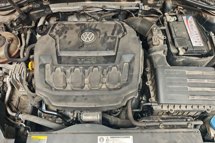 Used Volkswagen Magotan 2019 330TSI DSG Leading Model China VI Standard Engine Bay