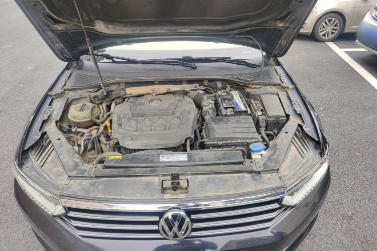 Used Volkswagen Magotan 2019 330TSI DSG Luxury Version China VI Standard Engine Bay