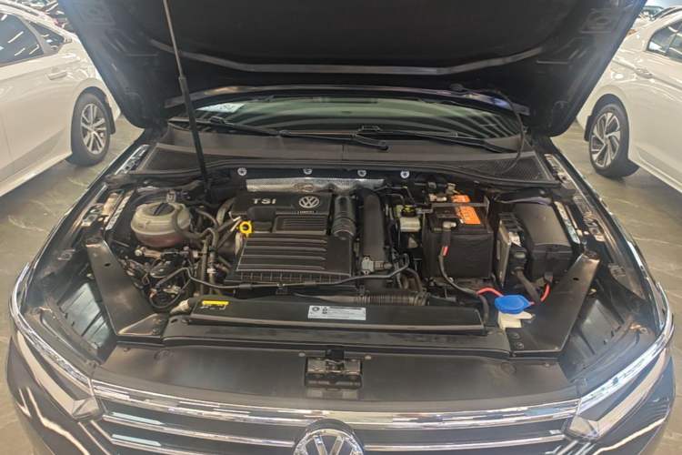 Used Volkswagen Magotan 2019 280TSI DSG Comfort Model China VI Standard Engine Bay