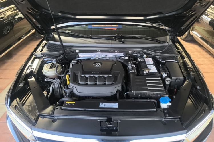 Used Volkswagen Magotan 2019 330TSI DSG Luxury Model China V Standard Engine Bay