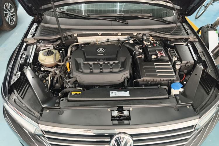 Used Volkswagen Magotan 2019 330TSI DSG Luxury Version China VI Standard Engine Bay