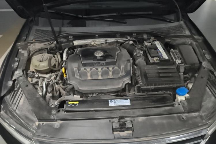 Used Volkswagen Magotan 2019 330TSI DSG Leading Model China VI Standard Engine Bay