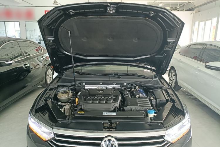 Used Volkswagen Magotan 2019 330TSI DSG Leading Model China VI Standard Engine Bay
