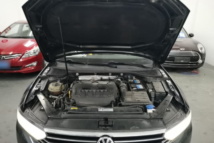 Used Volkswagen Magotan 2019 330TSI DSG Luxury Version China VI Standard Engine Bay