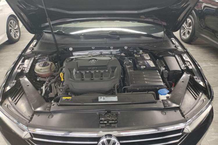 Used Volkswagen Magotan 2019 330TSI DSG Leading Model China VI Standard Engine Bay