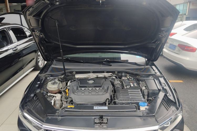 Used Volkswagen Magotan 2019 330TSI DSG Leading Model China VI Standard Engine Bay