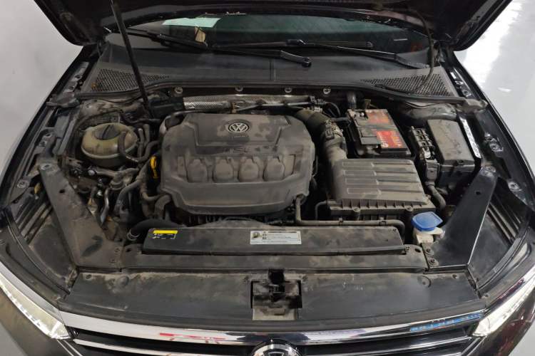 Used Volkswagen Magotan 2019 330TSI DSG Leading Model China VI Standard Engine Bay