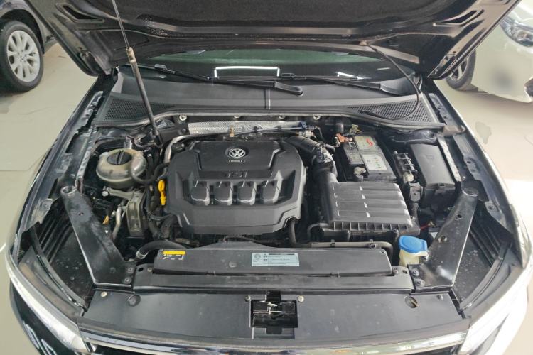 Used Volkswagen Magotan 2019 330TSI DSG Luxury Model China V Standard Engine Bay