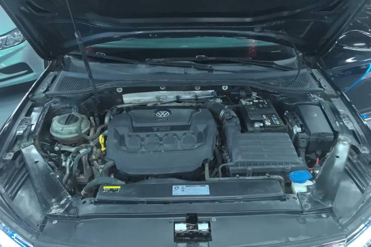 Used Volkswagen Magotan 2019 330TSI DSG Luxury Version China VI Standard Engine Bay