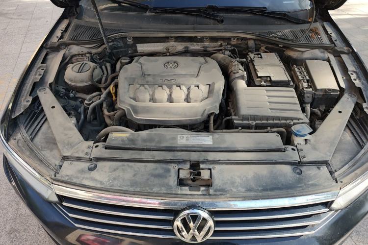 Used Volkswagen Magotan 2019 330TSI DSG Luxury Version China VI Standard Engine Bay
