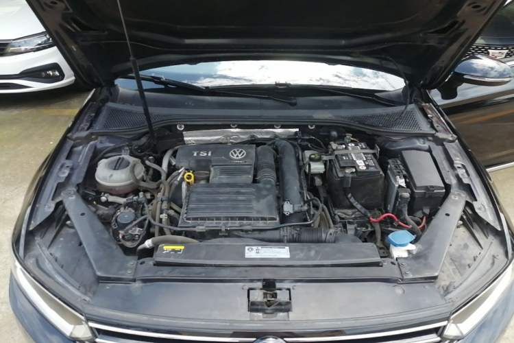 Used Volkswagen Magotan 2019 280TSI DSG Leading Model China VI Standard Engine Bay