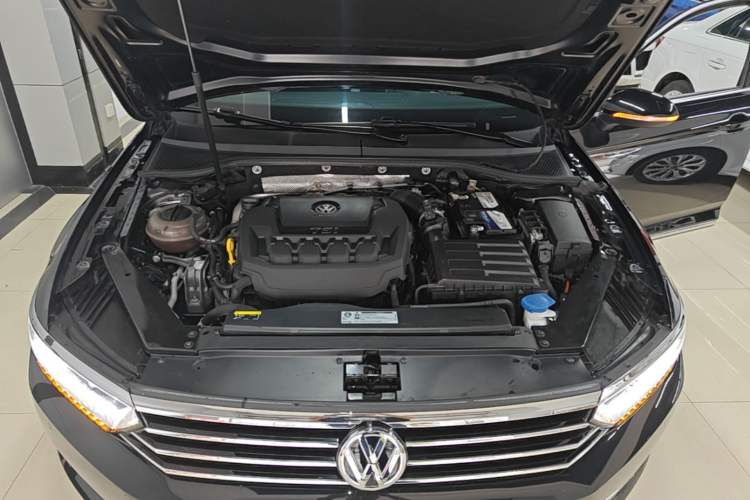 Used Volkswagen Magotan 2019 330TSI DSG Leading Model China VI Standard Engine Bay