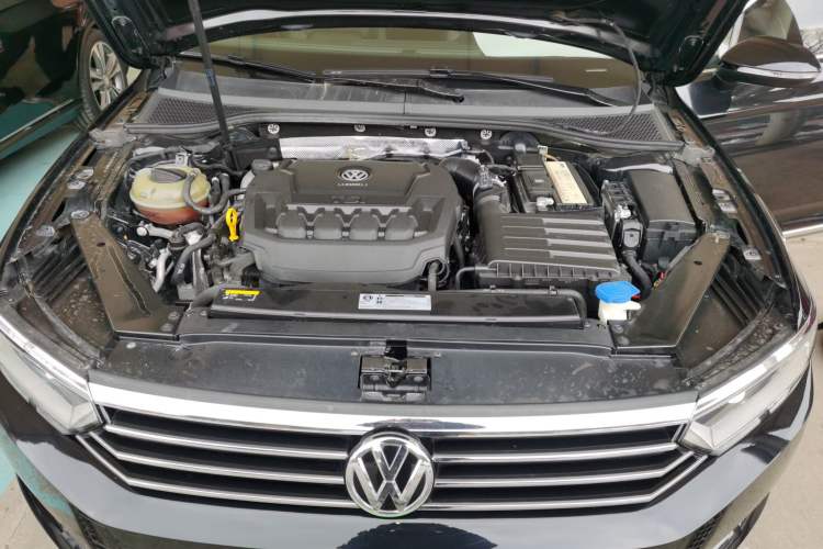Used Volkswagen Magotan 2019 330TSI DSG Luxury Version China VI Standard Engine Bay