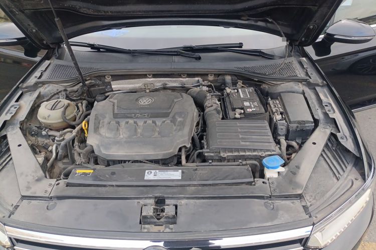 Used Volkswagen Magotan 2019 330TSI DSG Luxury Version China VI Standard Engine Bay