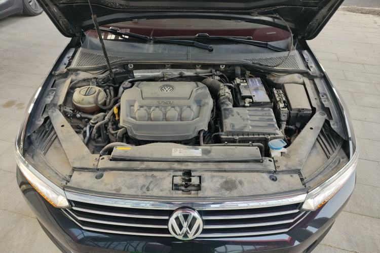 Used Volkswagen Magotan 2019 330TSI DSG Luxury Version China VI Standard Engine Bay