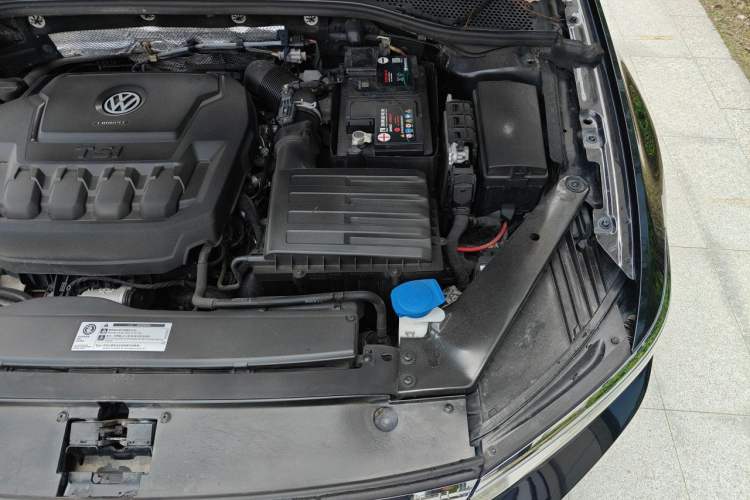 Used Volkswagen Magotan 2019 330TSI DSG Leading Model China VI Standard Engine Bay Left