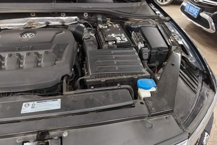 Used Volkswagen Magotan 2019 330TSI DSG Leading Model China VI Standard Engine Bay Left