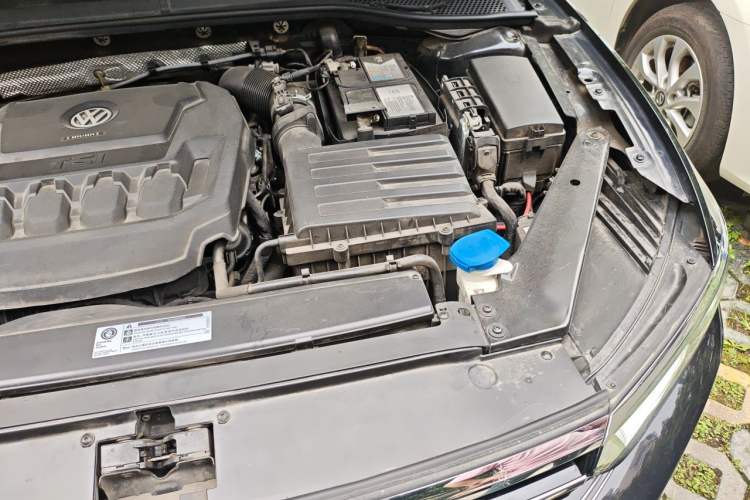 Used Volkswagen Magotan 2019 330TSI DSG Leading Model China VI Standard Engine Bay Left