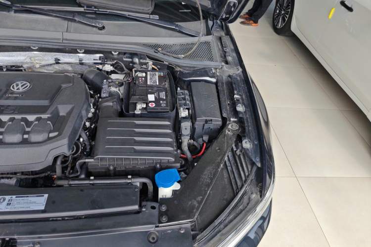 Used Volkswagen Magotan 2019 330TSI DSG Leading Model China VI Standard Engine Bay Left