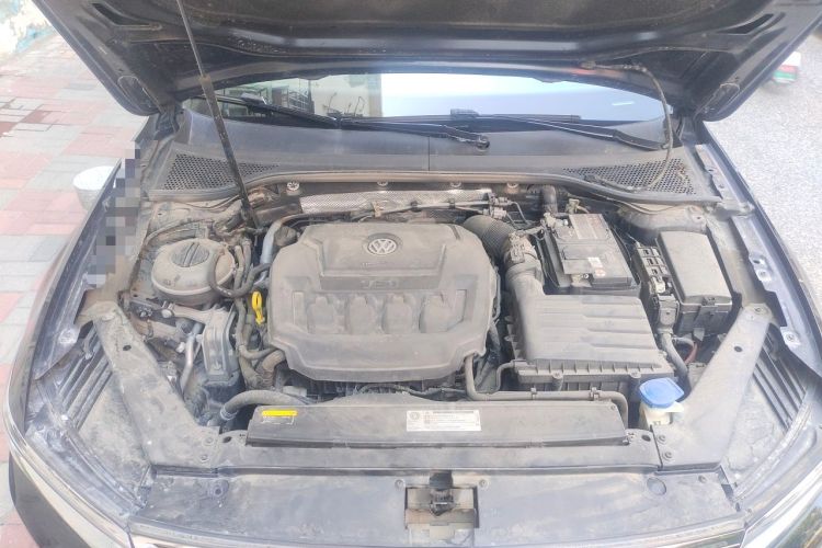 Used Volkswagen Magotan 2019 330TSI DSG Luxury Version China VI Standard Engine Bay