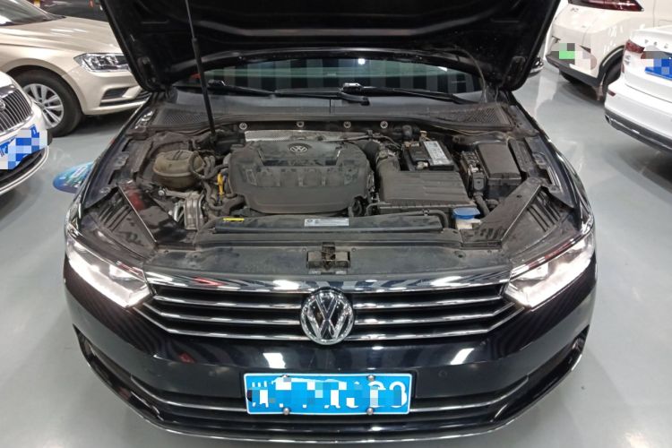 Used Volkswagen Magotan 2019 330TSI DSG Luxury Version China VI Standard Engine Bay
