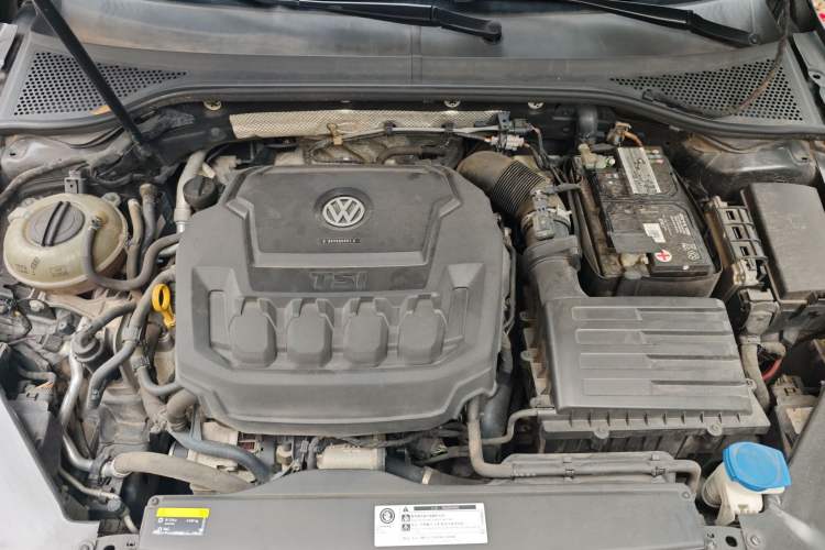 Used Volkswagen Magotan 2019 330TSI DSG Leading Model China VI Standard Engine Bay