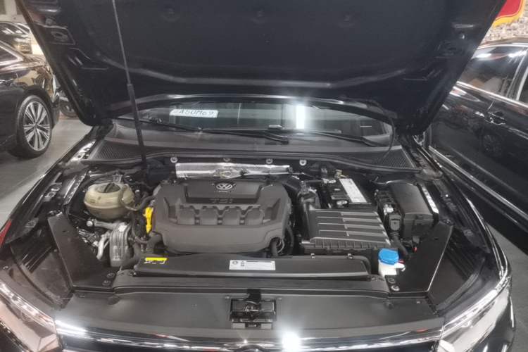 Used Volkswagen Magotan 2019 330TSI DSG Leading Edition China V Standard Engine Bay