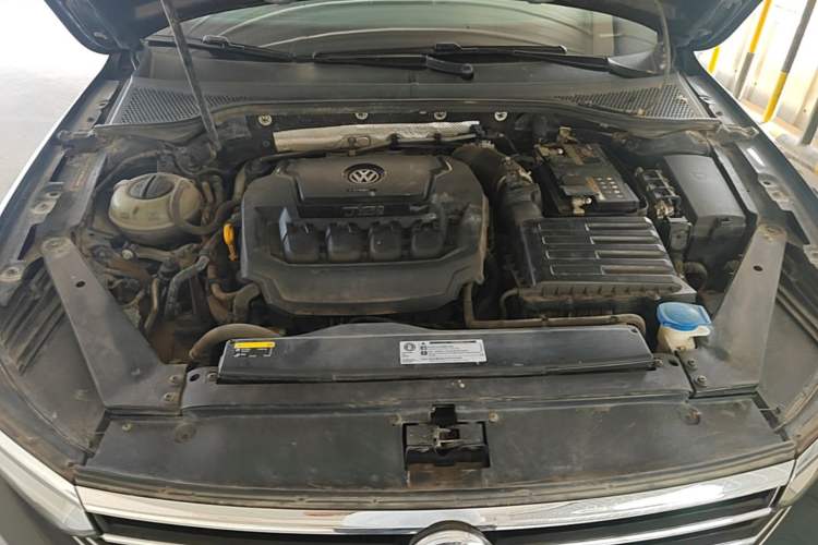 Used Volkswagen Magotan 2019 330TSI DSG Leading Model China VI Standard Engine Bay