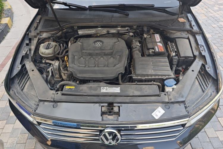 Used Volkswagen Magotan 2019 330TSI DSG Leading Model China VI Standard Engine Bay