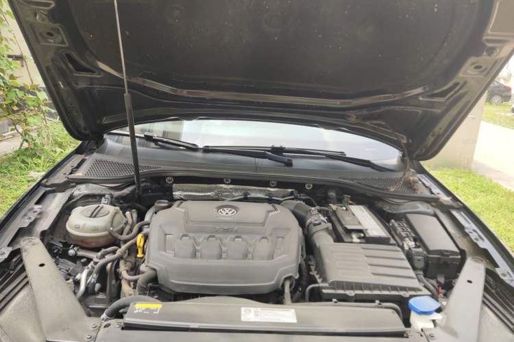 Used Volkswagen Magotan 2019 330TSI DSG Luxury Version China VI Standard Engine Bay