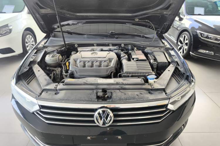 Used Volkswagen Magotan 2019 330TSI DSG Luxury Version China VI Standard Engine Bay