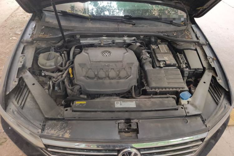 Used Volkswagen Magotan 2019 330TSI DSG Leading Model China VI Standard Engine Bay