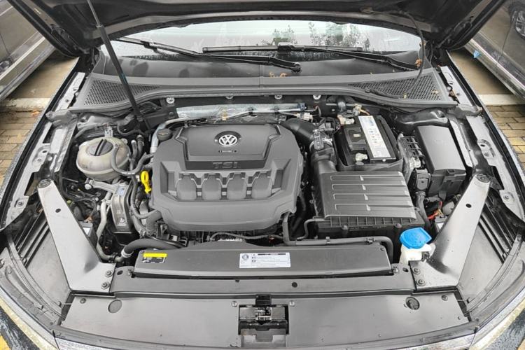 Used Volkswagen Magotan 2019 330TSI DSG Luxury Version China VI Standard Engine Bay