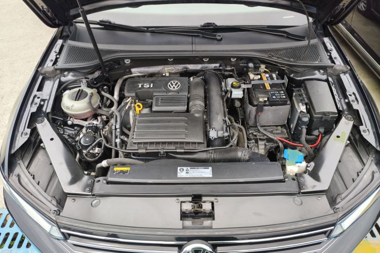 Used Volkswagen Magotan 2019 280TSI DSG Comfort Model China VI Standard Engine Bay