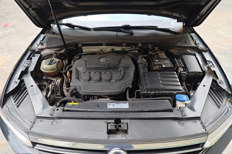Used Volkswagen Magotan 2019 330TSI DSG Luxury Version China VI Standard Engine Bay